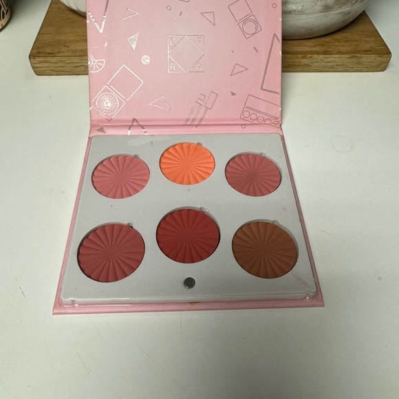 OFRA Charm Your Cheeks Palette - Picture 3 of 3